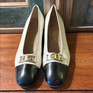 Vintage Salvatore Ferragamo  Black and Cream Flats Gold Logo 9.5 AAA